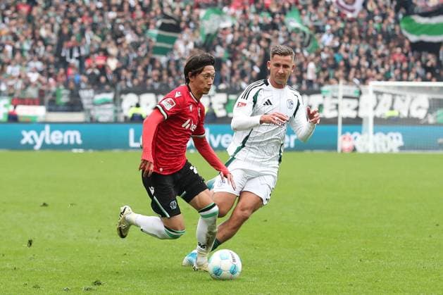 19.10.2024, xtgx, Fussball 2. Bundesliga, Hannover 96 - FC Schalke 04 emspor, v.l. Sei Muroya (Hannover, 21), Paul Seguin (Schalke, 7) (DFL DFB REGULATIONS PROHIBIT ANY USE OF PHOTOGRAPHS as IMAGE SEQUENCES and or QUASI-VIDEO) Hannover