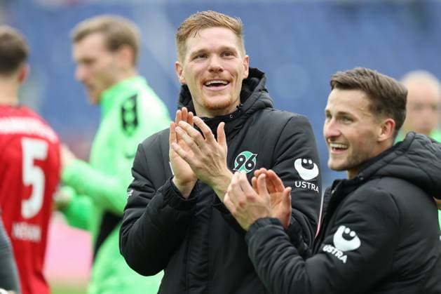 19.10.2024, xtgx, Fussball 2. Bundesliga, Hannover 96 - FC Schalke 04 emspor, v.l. Marcel Halstenberg (Hannover, 23) Jubel ueber den Sieg, Jubel nach Spielende (DFL DFB REGULATIONS PROHIBIT ANY USE OF PHOTOGRAPHS as IMAGE SEQUENCES and or QUASI-VIDEO) Hannover