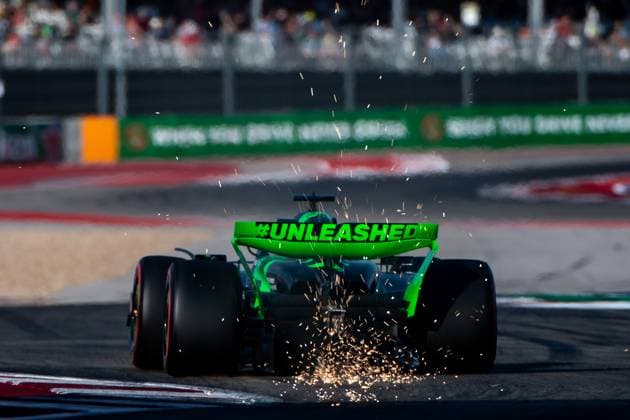 Valtteri Bottas (Stake F1 Team Kick Sauber, Finnland, 77) im Sauber C44 mit Funkenflug, USA, Formel 1 Weltmeisterschaft, Pirelli Grand Prix der Vereinigten Staaten von Amerika, Circuit of the Americas Austin, Qualifying, 19.10.2024 USA, Formel 1 Weltmeisterschaft, Pirelli Grand Prix der Vereinigten Staaten von Amerika, Circuit of the Americas Austin, Qualifying, 19.10.2024 Austin Copyright: xEibner-Pressefoto Memmlerx EP_MMR