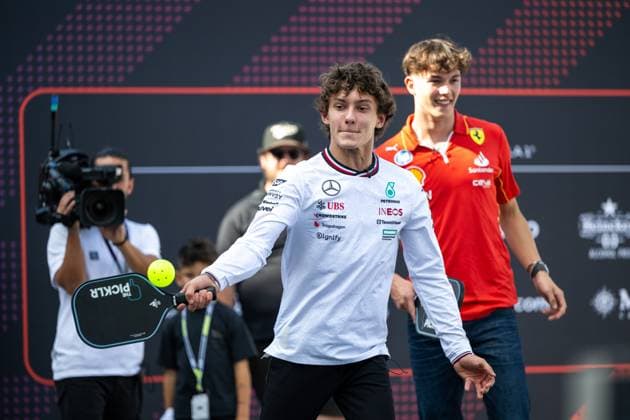 Andrea Kimi Antonelli (Mercedes AMG Petronas Formula One Team, Juniorfahrer) spielt Tennis, dahinter Oliver Bearman (MoneyGram Haas F1 Team, Scuderia Ferrari Driver Academy Junior), USA, Formel 1 Weltmeisterschaft, Pirelli Grand Prix der Vereinigten Staaten von Amerika, Circuit of the Americas Austin, Qualifying, 19.10.2024 USA, Formel 1 Weltmeisterschaft, Pirelli Grand Prix der Vereinigten Staaten von Amerika, Circuit of the Americas Austin, Qualifying, 19.10.2024 Austin Copyright: xEibner-Pressefoto Memmlerx EP_MMR