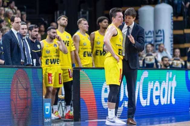 Oldenburg, Niedersachsen, DEU, 19.10.2024, Head Coach Pedro Calles (rechts, EWE Baskets Oldenburg) im Gespräch mit Justin Jaworski (EWE Baskets Oldenburg). EWE Baskets Oldenburg vs. Ratiopharm Ulm. 1. Basketball-Bundesliga Saison 2024 2025, 5. Spieltag, Grosse EWE Arena. EWE Baskets Oldenburg vs. Ratiopharm Ulm