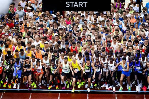 Sport Themen der Woche KW42 Sport Bilder des Tages AMSTERDAM - The start of the 48th edition of the Amsterdam Marathon. ANP RAMON VAN FLYMEN xVIxANPxSportx xxANPxIVx 511345414 originalFilename: 511345414.jpg