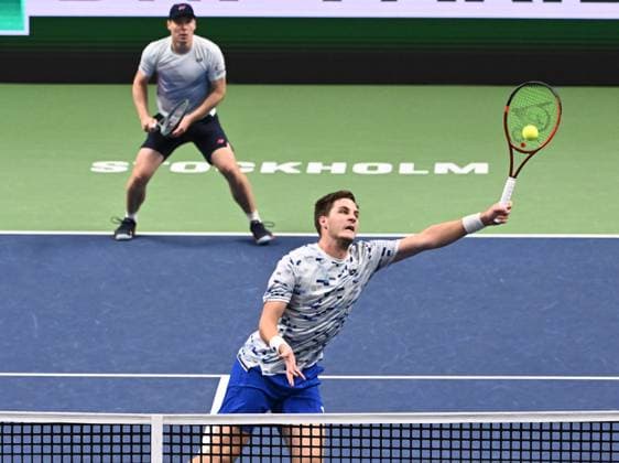 STOCKHOLM, SVERIGE 20241020 Harri Heliövaara Finland, och Henry Patten, Storbritannien, i dubbelfinal mot Petr Nouza och Patrik Rikl, Tjeckien, under tennisturneringen BNP Paribas Nordic Open i Kungliga tennishallen. STOCKHOLM SVERIGE x10090x