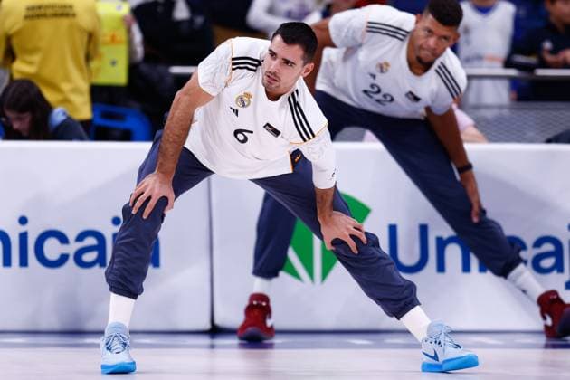 October 20, 2024, Madrid, Madrid, SPAIN: Alberto Abalde Diaz of Real Madrid warms up during the Spanish League, Liga ACB Endesa, basketball match played between Real Madrid and Basquet Girona at WiZink Center on October 20, 2024, in Madrid, Spain. Madrid SPAIN - ZUMAa181 20241020_zaa_a181_010 Copyright: xDennisxAgyemanx