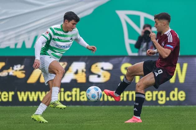 Fußball 2. Bundesliga 9. Spieltag SpVgg Greuther Fürth - 1. FC Nürnberg am 20.10.2024 im Sportpark Ronhof in Fürth Marco Meyerhöfer ( Fürth ), links. Stefanos Tzimas ( Nürnberg ), rechts DFL regulations prohibit any use of photographs as image sequences and or quasi-video.