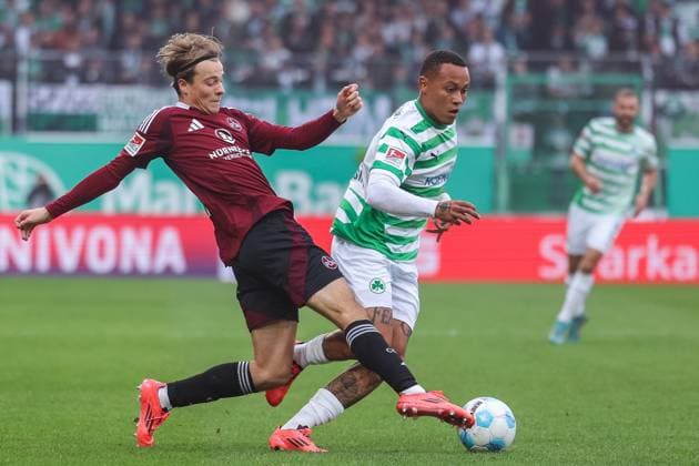 Fußball 2. Bundesliga 9. Spieltag SpVgg Greuther Fürth - 1. FC Nürnberg am 20.10.2024 im Sportpark Ronhof in Fürth Caspar Jander ( Nürnberg ), links - Roberto Massimo ( Fürth ), rechts DFL regulations prohibit any use of photographs as image sequences and or quasi-video.