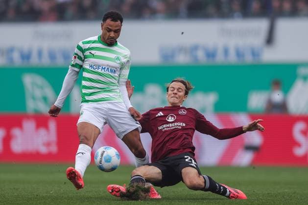 Fußball 2. Bundesliga 9. Spieltag SpVgg Greuther Fürth - 1. FC Nürnberg am 20.10.2024 im Sportpark Ronhof in Fürth Sacha Banse ( Fürth ), links - Caspar Jander ( Nürnberg ), rechts DFL regulations prohibit any use of photographs as image sequences and or quasi-video.