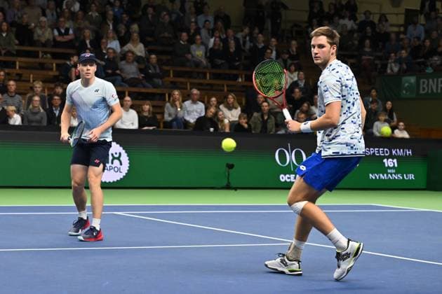 STOCKHOLM, SVERIGE 20241020 Harri Heliövaara Finland, och Henry Patten, Storbritannien, i dubbelfinal mot Petr Nouza och Patrik Rikl, Tjeckien, under tennisturneringen BNP Paribas Nordic Open i Kungliga tennishallen. STOCKHOLM SVERIGE x10090x