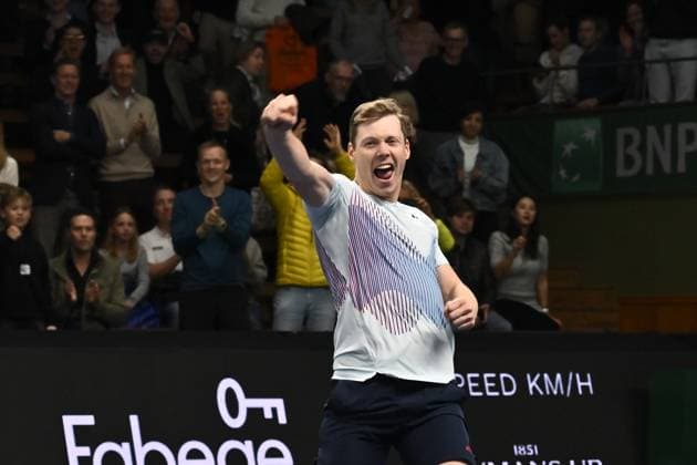 STOCKHOLM, SVERIGE 20241020 Harri Heliövaara (bilden), Finland, jublar efter att han och Henry Patten, Storbritannien, vunnit dubbelfinalen mot Petr Nouza och Patrik Rikl, Tjeckien, under tennisturneringen BNP Paribas Nordic Open i Kungliga tennishallen. STOCKHOLM SVERIGE x10090x