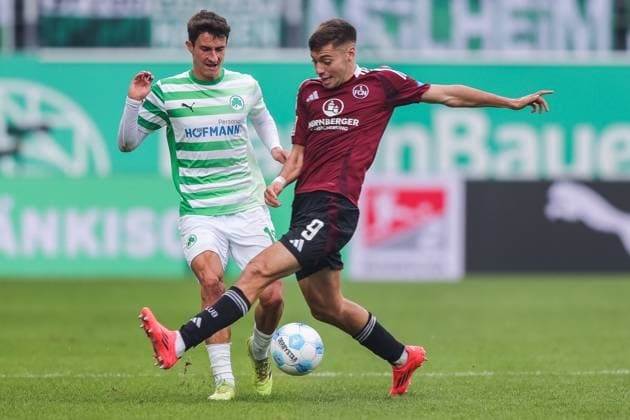 Fußball 2. Bundesliga 9. Spieltag SpVgg Greuther Fürth - 1. FC Nürnberg am 20.10.2024 im Sportpark Ronhof in Fürth Branimir Hrgota ( Fürth ), links - Stefanos Tzimas ( Nürnberg ), rechts DFL regulations prohibit any use of photographs as image sequences and or quasi-video.