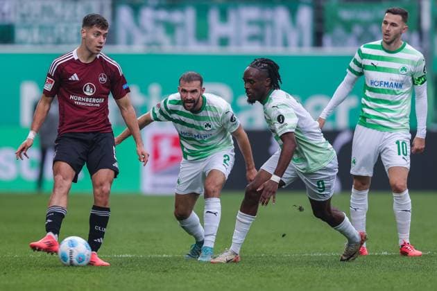Fußball 2. Bundesliga 9. Spieltag SpVgg Greuther Fürth - 1. FC Nürnberg am 20.10.2024 im Sportpark Ronhof in Fürth Stefanos Tzimas ( Nürnberg ), links - Simon Asta ( Fürth ), mitte links - Noel Futkeu ( Fürth ), mitte rechts - Branimir Hrgota ( Fürth ), rechts DFL regulations prohibit any use of photographs as image sequences and or quasi-video.