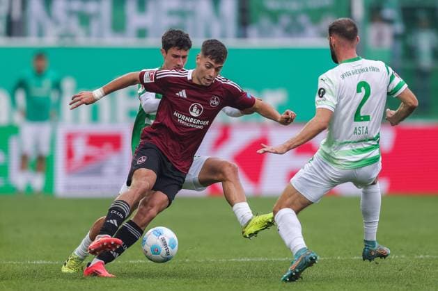 Fußball 2. Bundesliga 9. Spieltag SpVgg Greuther Fürth - 1. FC Nürnberg am 20.10.2024 im Sportpark Ronhof in Fürth Branimir Hrgota ( Fürth ), links - Stefanos Tzimas ( Nürnberg ), mitte - Simon Asta ( Fürth ), rechts DFL regulations prohibit any use of photographs as image sequences and or quasi-video.