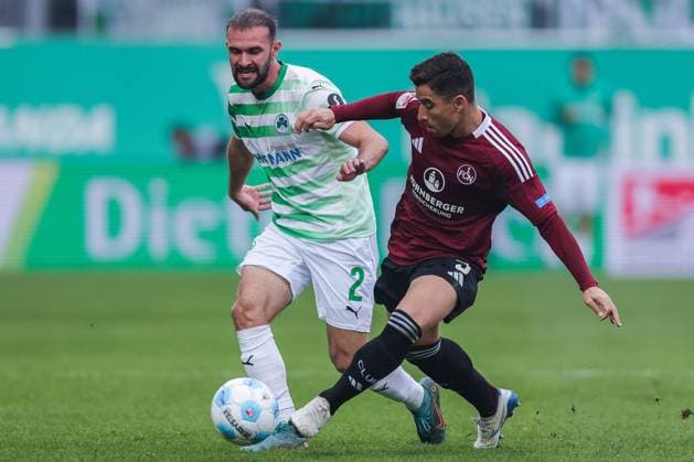 Fußball 2. Bundesliga 9. Spieltag SpVgg Greuther Fürth - 1. FC Nürnberg am 20.10.2024 im Sportpark Ronhof in Fürth Simon Asta ( Fürth ), links - Danilo Soares (( Nürnberg ), rechts DFL regulations prohibit any use of photographs as image sequences and or quasi-video.