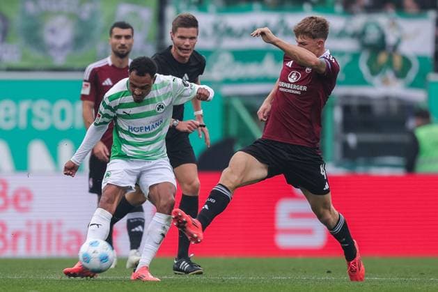 Fußball 2. Bundesliga 9. Spieltag SpVgg Greuther Fürth - 1. FC Nürnberg am 20.10.2024 im Sportpark Ronhof in Fürth Sacha Banse ( Fürth ), links - Finn Jeltsch ( Nürnberg ), rechts DFL regulations prohibit any use of photographs as image sequences and or quasi-video.