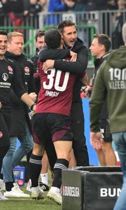 Sport Bilder des Tages 20.10.2024 - Fussball - Saison 2024 2025 - 2. Fussball - Bundesliga - 09. Spieltag: SpVgg Greuther Fürth ( Kleeblatt ) - 1. FC Nürnberg FCN ( Club ) Derby Frankenderby - Sportfoto Zink MeZi - xmexzix - DFL regulations prohibit any use of photographs as image sequences and or quasi-video - only for editorial use - Torjubel Jubel Freude nach Treffer Tor Torschuß zum 0:1 durch Mahir Emreli (30, 1. FC Nürnberg FCN ) mit Miroslav Miro Klose ( Trainer 1. FC Nürnberg FCN )