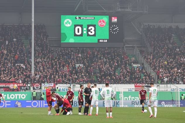 20.10.2024 - Fussball - Saison 2024 2025 - 2. Fussball - Bundesliga - 09. Spieltag: SpVgg Greuther Fürth ( Kleeblatt ) - 1. FC Nürnberg FCN ( Club ) Derby Frankenderby - Sportfoto Zink DaMa - xdaxmax - DFL regulations prohibit any use of photographs as image sequences and or quasi-video - only for editorial use - Halbzeiergebnis 0:3 für den FCN - Anzeigentafel