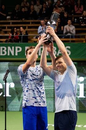241020 Winner™s Henry Patten of the United Kingdom and Harri Heliövaara of Finland lift the trophy after the Men™s Doubles final on day 9 of the ATP, Tennis Herren 250 Nordic Open on October 20, 2024 in Stockholm. Photo: Michael Campanella BILDBYRAN COP 313 MC0109 tennis atp 250 nordic open day 9 finals bbeng Copyright: MICHAELxCAMPANELLA BB241020MC040
