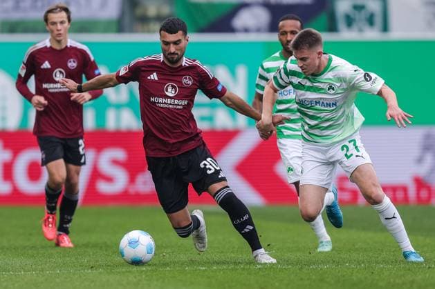 Fußball 2. Bundesliga 9. Spieltag SpVgg Greuther Fürth - 1. FC Nürnberg am 20.10.2024 im Sportpark Ronhof in Fürth Mahir Emreli ( Nürnberg ), links - Luca Itter ( Fürth ), rechts DFL regulations prohibit any use of photographs as image sequences and or quasi-video.