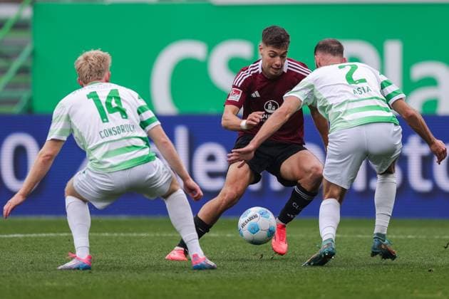 Fußball 2. Bundesliga 9. Spieltag SpVgg Greuther Fürth - 1. FC Nürnberg am 20.10.2024 im Sportpark Ronhof in Fürth Jomaine Consbruch ( Fürth ), links - Stefanos Tzimas ( Nürnberg ), mitte - Simon Asta ( Fürth ), rechts DFL regulations prohibit any use of photographs as image sequences and or quasi-video.