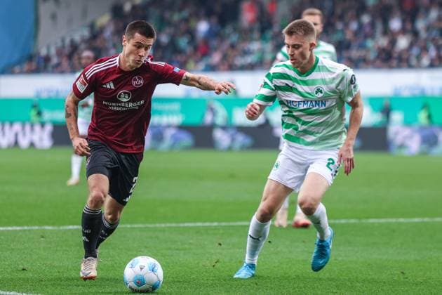 Fußball 2. Bundesliga 9. Spieltag SpVgg Greuther Fürth - 1. FC Nürnberg am 20.10.2024 im Sportpark Ronhof in Fürth Oliver Villadsen ( Nürnberg ), links - Luca Itter ( Fürth ), rechts DFL regulations prohibit any use of photographs as image sequences and or quasi-video.