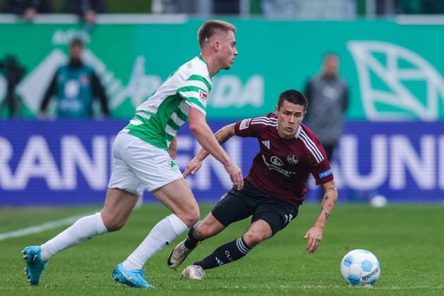 Fußball 2. Bundesliga 9. Spieltag SpVgg Greuther Fürth - 1. FC Nürnberg am 20.10.2024 im Sportpark Ronhof in Fürth Luca Itter ( Fürth ), links - Julian Justvan ( Nürnberg ), rechts DFL regulations prohibit any use of photographs as image sequences and or quasi-video.