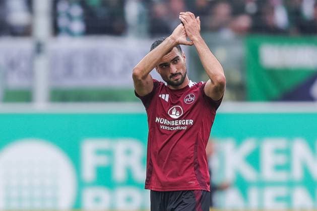 Fußball 2. Bundesliga 9. Spieltag SpVgg Greuther Fürth - 1. FC Nürnberg am 20.10.2024 im Sportpark Ronhof in Fürth Mahir Emreli ( Nürnberg ) wird ausgewechselt bedankt sich bei den Fans DFL regulations prohibit any use of photographs as image sequences and or quasi-video.