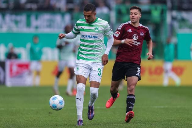 Fußball 2. Bundesliga 9. Spieltag SpVgg Greuther Fürth - 1. FC Nürnberg am 20.10.2024 im Sportpark Ronhof in Fürth Maximilian Dietz ( Fürth ), links - Stefanos Tzimas ( Nürnberg ), rechts DFL regulations prohibit any use of photographs as image sequences and or quasi-video.