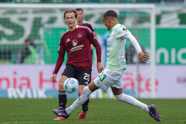 Fußball 2. Bundesliga 9. Spieltag SpVgg Greuther Fürth - 1. FC Nürnberg am 20.10.2024 im Sportpark Ronhof in Fürth Caspar Jander ( Nürnberg ), links - Maximilian Dietz ( Fürth ), rechts DFL regulations prohibit any use of photographs as image sequences and or quasi-video.