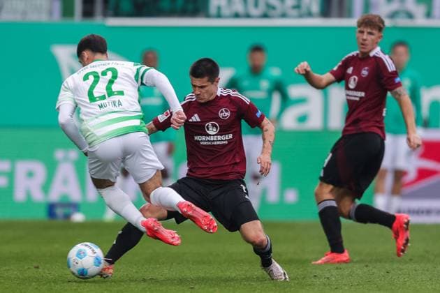 Fußball 2. Bundesliga 9. Spieltag SpVgg Greuther Fürth - 1. FC Nürnberg am 20.10.2024 im Sportpark Ronhof in Fürth Nemanja Motika ( Fürth ), links - Julian Justvan ( Nürnberg ), rechts DFL regulations prohibit any use of photographs as image sequences and or quasi-video.