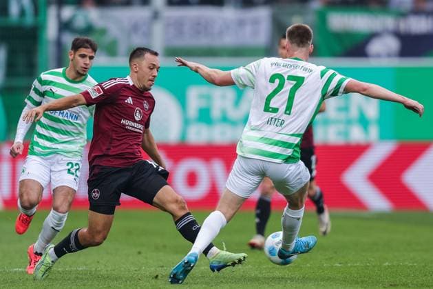 Fußball 2. Bundesliga 9. Spieltag SpVgg Greuther Fürth - 1. FC Nürnberg am 20.10.2024 im Sportpark Ronhof in Fürth Julian Justvan ( Nürnberg ), links - Luca Itter ( Fürth ), rechts DFL regulations prohibit any use of photographs as image sequences and or quasi-video.