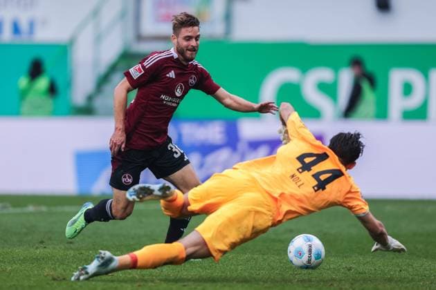 Fußball 2. Bundesliga 9. Spieltag SpVgg Greuther Fürth - 1. FC Nürnberg am 20.10.2024 im Sportpark Ronhof in Fürth Lukas Schleimer ( Nürnberg ), links - Nahuel Noll ( Fürth ), rechts - Tor zum 4:0 DFL regulations prohibit any use of photographs as image sequences and or quasi-video.