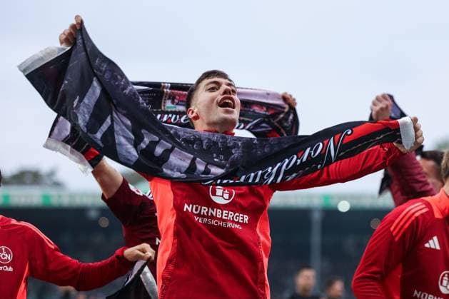 Fußball 2. Bundesliga 9. Spieltag SpVgg Greuther Fürth - 1. FC Nürnberg am 20.10.2024 im Sportpark Ronhof in Fürth Stefanos Tzimas ( Nürnberg ) feiert den Sieg mit den Fans DFL regulations prohibit any use of photographs as image sequences and or quasi-video.