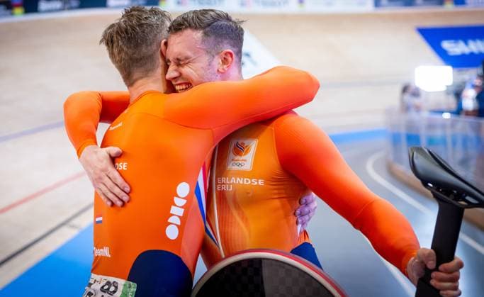BALLERUP - Harrie Lavreysen is congratulated on his victory by Jeffrey Hoogland during the sprint final on the fourth day of the World Track cycling, Rad, Radsport, Bahnrad, Bahn Championships at the Ballerup Super Arena. ANP IRIS VAN DEN BROEK xVIxANPxSportx xxANPxIVx 511361552 originalFilename: 511361552.jpg
