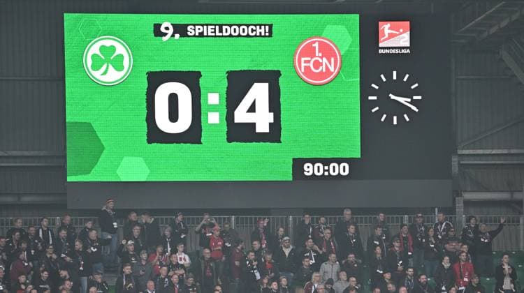 20.10.2024 - Fussball - Saison 2024 2025 - 2. Fussball - Bundesliga - 09. Spieltag: SpVgg Greuther Fürth ( Kleeblatt ) - 1. FC Nürnberg FCN ( Club ) Derby Frankenderby - Sportfoto Zink - xwoxzix - DFL regulations prohibit any use of photographs as image sequences and or quasi-video - only for editorial use - Endergebnis auf Anzeigetafel