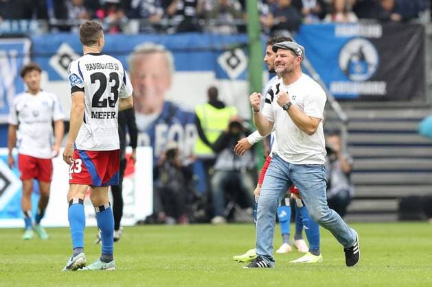 Sport Bilder des Tages 20.10.2024, xtgx, Fussball 2. Bundesliga, Hamburger SV - 1. FC Magdeburg emspor, v.l. HSV um Steffen Baumgart (HSV, Trainer) Jubel ueber den Sieg, Jubel nach Spielende (DFL DFB REGULATIONS PROHIBIT ANY USE OF PHOTOGRAPHS as IMAGE SEQUENCES and or QUASI-VIDEO) Hamburg