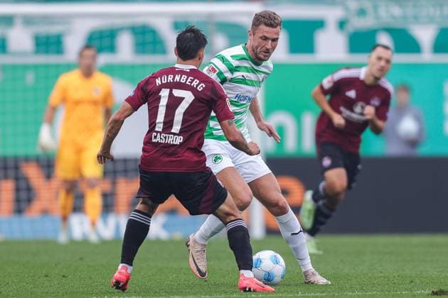 Fußball 2. Bundesliga 9. Spieltag SpVgg Greuther Fürth - 1. FC Nürnberg am 20.10.2024 im Sportpark Ronhof in Fürth Jens Castrop ( Nürnberg ), links - Dennis Srbeny ( Fürth ), rechts DFL regulations prohibit any use of photographs as image sequences and or quasi-video.