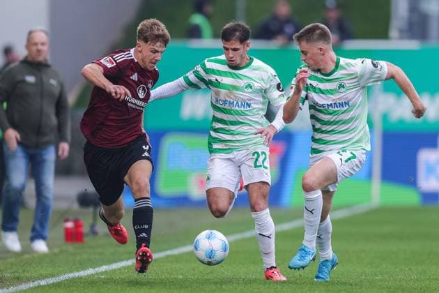 Fußball 2. Bundesliga 9. Spieltag SpVgg Greuther Fürth - 1. FC Nürnberg am 20.10.2024 im Sportpark Ronhof in Fürth Finn Jeltsch ( Nürnberg ), links - Nemanja Motika ( Fürth ), mitte - Luca Itter ( Fürth ), rechts DFL regulations prohibit any use of photographs as image sequences and or quasi-video.