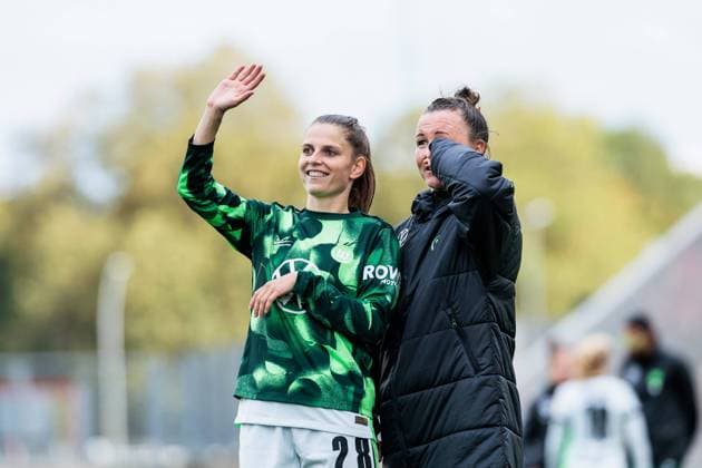 GOOGLE PIXEL Frauen-Bundesliga, SGS Essen - VfL Wolfsburg; 20.10.2024 Tabea Sellner (VfL Wolfsburg, 28), Marina Hegering (VfL Wolfsburg, 31) winken Richtung Fanblock GOOGLE PIXEL Frauen-Bundesliga, SGS Essen - VfL Wolfsburg, Essen, Stadion an der Hafenstrasse am 20.10.2024 DFB REGULATIONS PROHIBIT ANY USE OF PHOTOGRAPHS AS IMAGE SEQUENCES AND OR QUASI-VIDEO. Copyright: xBEAUTIFULxSPORTS Wunderlx