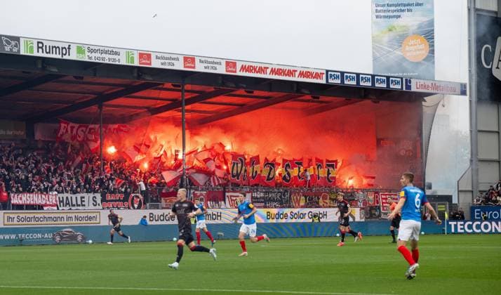 Bilder des Jahres 2024, Sport 10 Oktober Sport Themen der Woche KW42 Fußball, Herren, 1. Bundesliga, Saison 2024 2025, (7. Spieltag), Holstein Kiel - 1. FC Union Berlin, Gästeblock, Fans von Union Fans von brennen Feuerwerk ab, 20.10. 2024, *** Soccer, Men, 1 Bundesliga, Season 2024 2025, Matchday 7, Holstein Kiel 1 FC Union Berlin, Guest block, Fans of Union Fans of burn fireworks, 20 10 2024, Copyright: xMatthiasxKochx