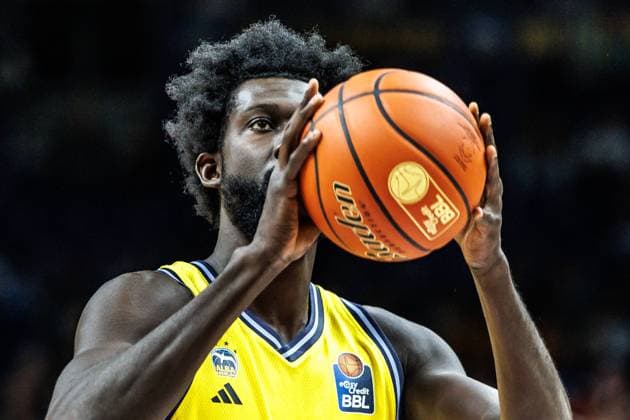 20.10.24, Berlin, Basketball, 1. Bundesliga, easyCredit BBL, Hauptrunde, 5.Spieltag, Uber Arena: ALBA BERLIN NINERS Chemnitz. Albas Khalifa Koumadje wirft den Ball in den Korb. ALBA BERLIN - NINERS Chemnitz