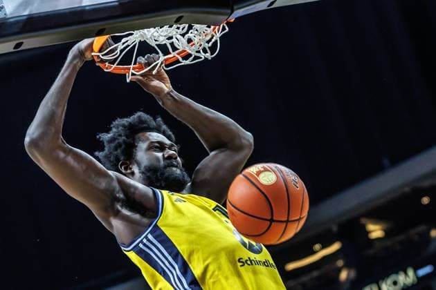 20.10.24, Berlin, Basketball, 1. Bundesliga, easyCredit BBL, Hauptrunde, 5.Spieltag, Uber Arena: ALBA BERLIN NINERS Chemnitz. Albas Khalifa Koumadje wirft den Ball in den Korb. ALBA BERLIN - NINERS Chemnitz
