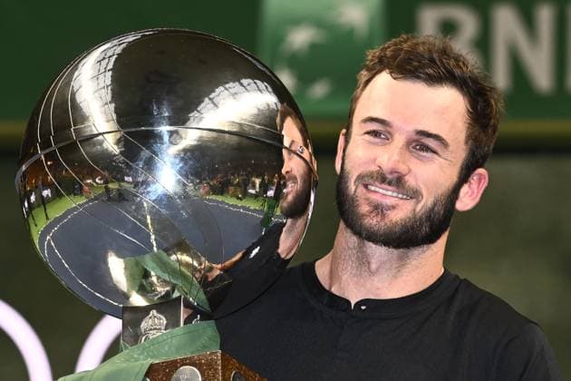 STOCKHOLM, SVERIGE 20241020 Tommy Paul, USA, med bucklan efter att ha vunnit singelfinalen mot Grigor Dimitrov, Bulgarien, under tennisturneringen BNP Paribas Nordic Open i Kungliga tennishallen. STOCKHOLM SVERIGE x10090x