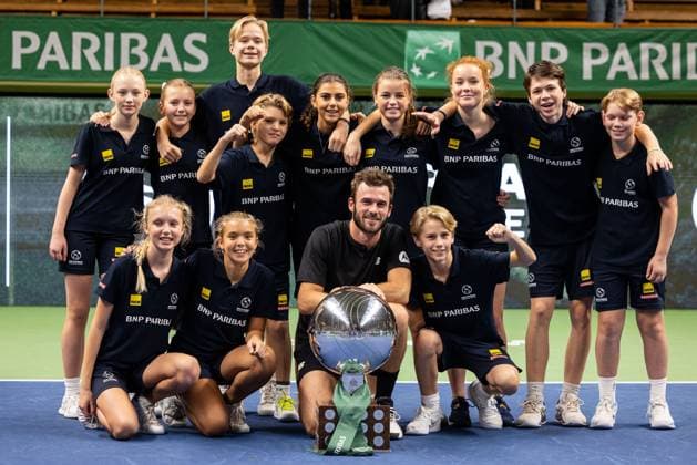 241020 Tommy Paul of the United States poses for a picture with the ball boys and girls and his winner™s trophy after the men™s final on day 9 of the ATP, Tennis Herren 250 Nordic Open on October 20, 2024 in Stockholm. Photo: Michael Campanella BILDBYRAN COP 313 MC0109 tennis atp 250 nordic open day 9 finals bbeng Copyright: MICHAELxCAMPANELLA BB241020MC070