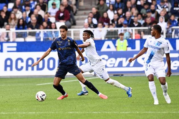 AJ Auxerre v Stade de Reims - Ligue 1 McDonald s 2024 2025 11 Amine SALAMA (sdr) - 03 Gabriel OSHO (aja) during the Ligue 1 McDonald s match between Auxerre and Reims at Stade de L Abbe-Deschamps on October 20, 2024 in Auxerre, France. Auxerre France  Copyright: xFEPx 776225387