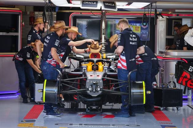 Red Bull Racing, garage, box, illustration during the Formula 1 Pirelli United States Grand Prix 2024, 19th round of the 2024 Formula One World Championship, WM, Weltmeisterschaft from October 18 to 20, 2024 on the Circuit of the Americas, in Austin, United States of America - F1 - US GRAND PRIX 2024 DPPI Panoramic  241020_R19_USA_DP_AV3_8354