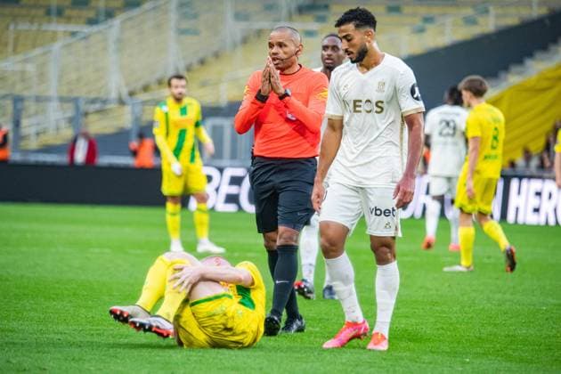 Gaël Angoula (Arbitre Central) FOOTBALL : FC Nantes vs OGC Nice - Ligue 1 - Journée 8 - 20 10 2024 BaptisteAutissier Panoramic 