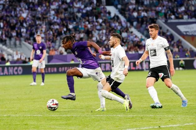 Toulouse FC v Angers SCO - Ligue 1 McDonald s 2024 2025 28 Farid EL MELALI (sco) - 15 Pierrick CAPELLE (sco) - 10 Yann GBOHO (tfc) during the Ligue 1 McDonald s match between Toulouse and Angers at Stadium de Toulouse on October 20, 2024 in Toulouse, France. Toulouse France  Copyright: xFEPx 776225460