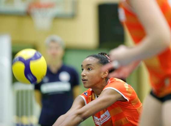 Volleyball, Frauen, 2. BL, TG Bad Soden - Sparda BSP Stuttgart Deutschland - Bad Soden - 20.10.2024 Volleyball - Hessen - 2. Bundesliga Süd Frauen Saison 2024 2025 20.10.2024 TG Bad Soden (blau) - BSP MTV Stuttgart (org) v.l. Leilani Slacanin (BSP Stuttgart - Nr. 2) TG Bad Soden - BSP MTV Stuttgart