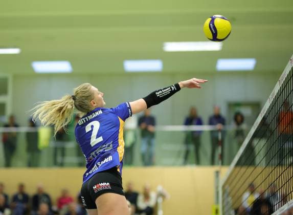 Volleyball, Frauen, 2. BL, TG Bad Soden - Sparda BSP Stuttgart Deutschland - Bad Soden - 20.10.2024 Volleyball - Hessen - 2. Bundesliga Süd Frauen Saison 2024 2025 20.10.2024 TG Bad Soden (blau) - BSP MTV Stuttgart (org) v.l. Fiona Dittmann (Bad Soden - Nr. 2) TG Bad Soden - BSP MTV Stuttgart