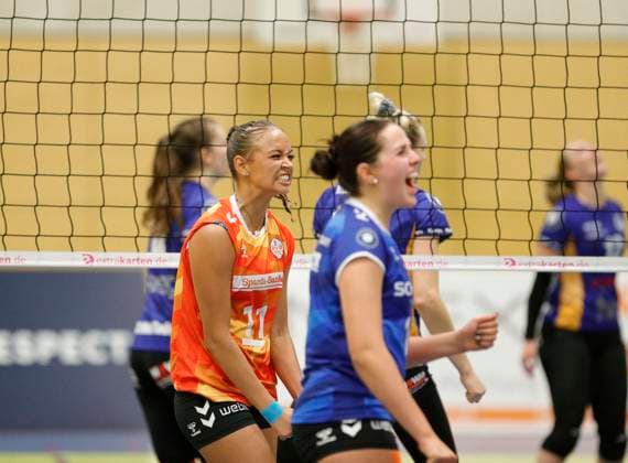 Volleyball, Frauen, 2. BL, TG Bad Soden - Sparda BSP Stuttgart Deutschland - Bad Soden - 20.10.2024 Volleyball - Hessen - 2. Bundesliga Süd Frauen Saison 2024 2025 20.10.2024 TG Bad Soden (blau) - BSP MTV Stuttgart (org) v.l. Anaiya Campbell (BSP Stuttgart - Nr. 11) TG Bad Soden - BSP MTV Stuttgart